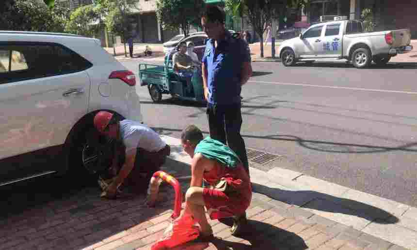 祁阳城管局：拆除违规地锁 真正还路于民