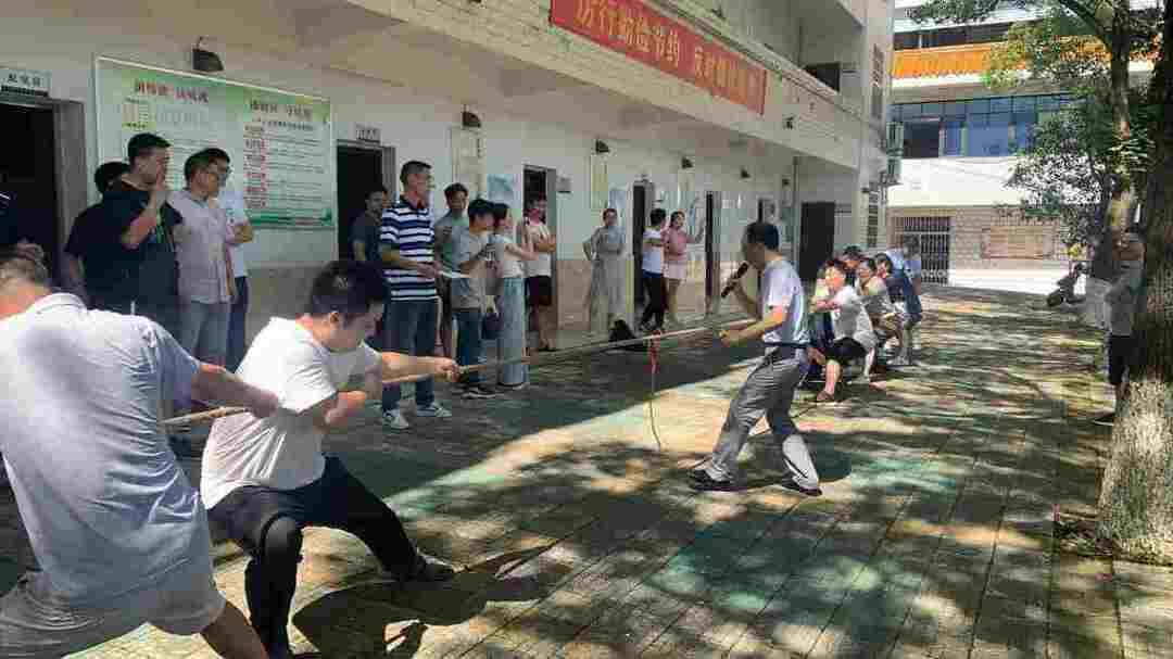 祁阳市2021年党外干部培训班举行拔河比赛