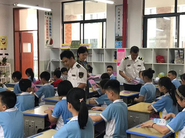 祁阳市大众完小：水上安全课 护学生平安