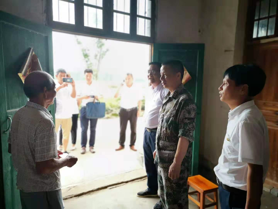 龚红辉走访慰问老党员和督导安全生产工作