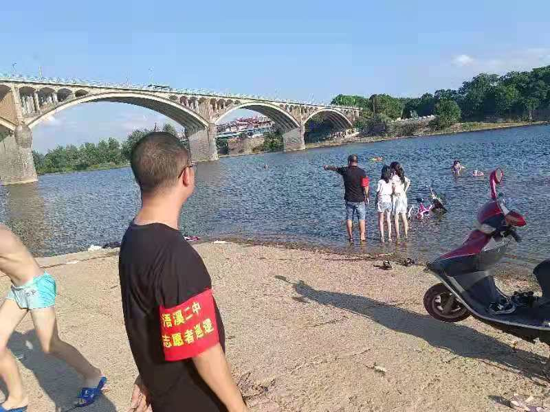 浯溪二中：预防溺水志愿者，湘江河边勤劝导