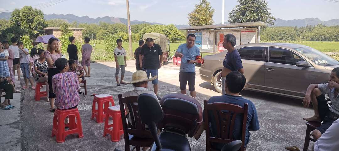 肖家镇中学:教师访万家 假期护平安