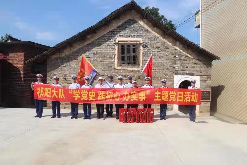 “我为群众办实事” 消防员为烈士故居赠送灭火器