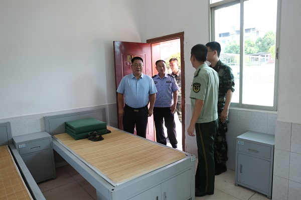 祁阳法院：“八一”前夕走访慰问消防、武警官兵