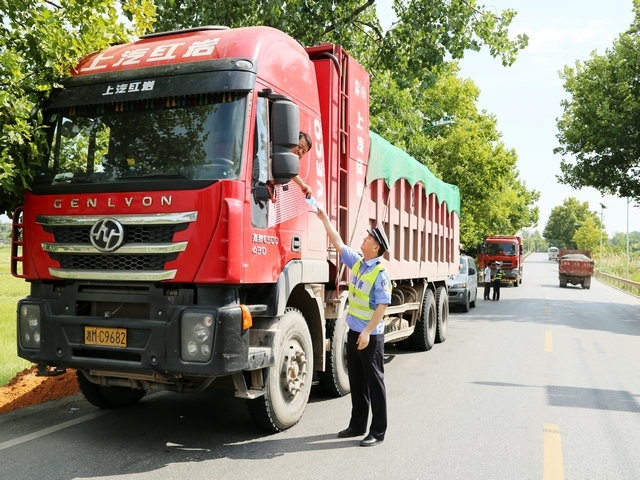 祁阳：一天查获两起“百吨王”货车