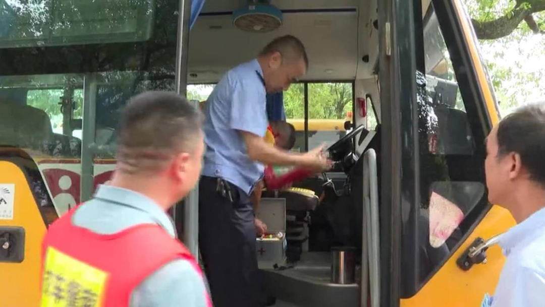 祁阳交警：给校车“体检” 保障学生乘车安全