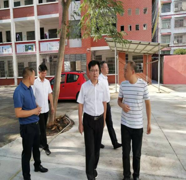 陈小平检查指导浯溪二中开学准备工作