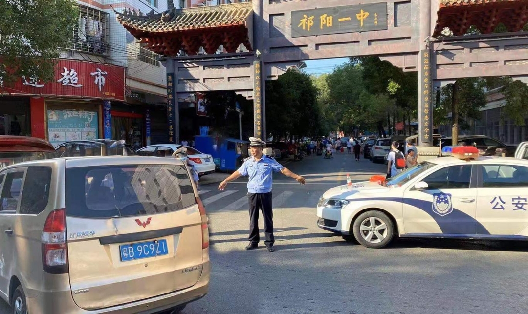 祁阳交警全力以“护”开学季