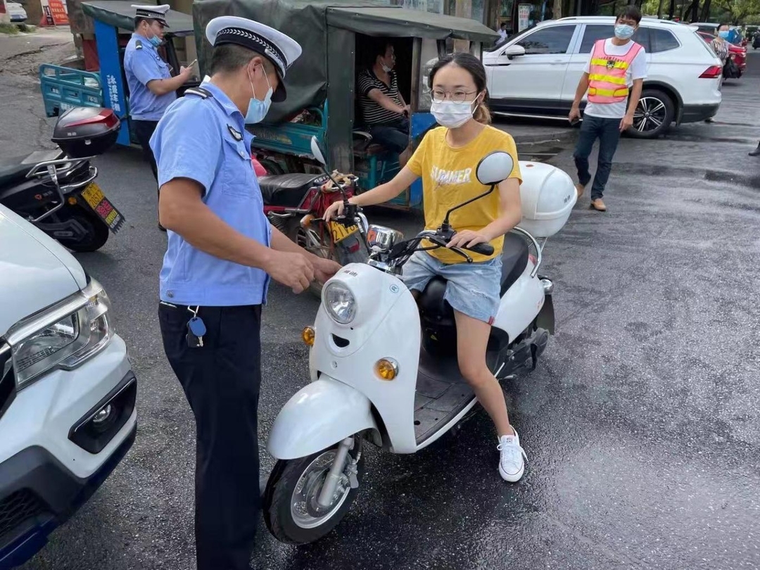 祁阳交警宣传+整治双向发力 提升头盔佩戴率