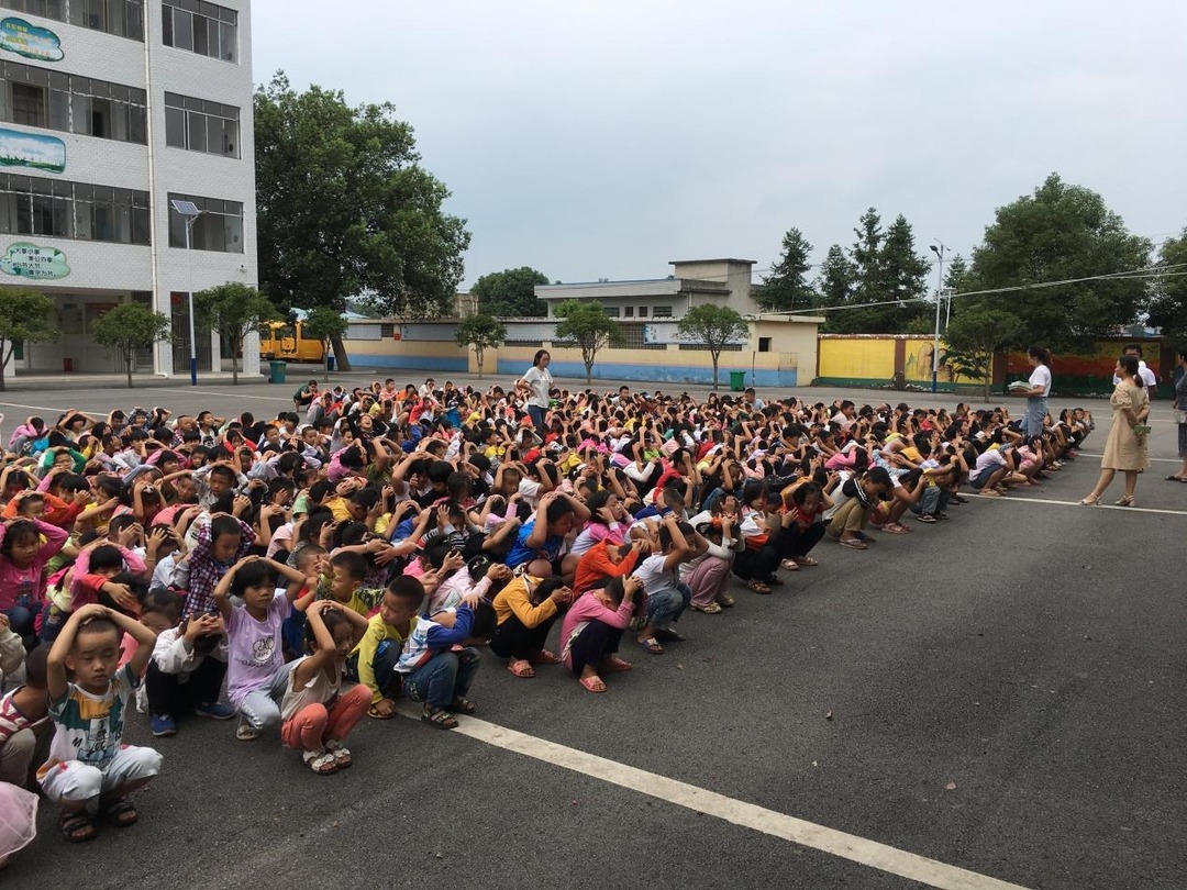 肖家镇中心小学举行校园应急疏散演练活动