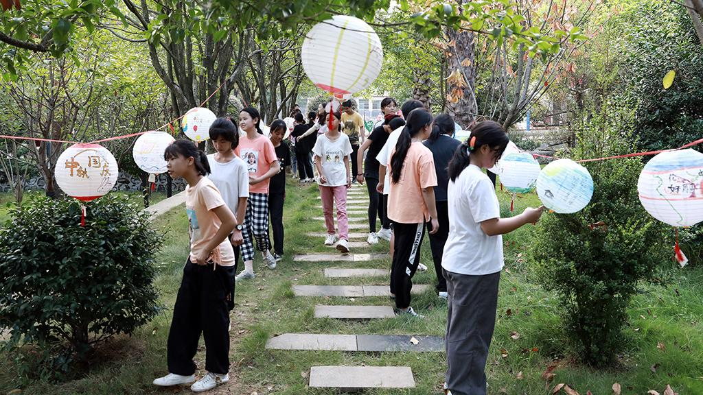 【迎中秋庆国庆】祁阳潘市红军学校：手绘灯笼点亮祝福