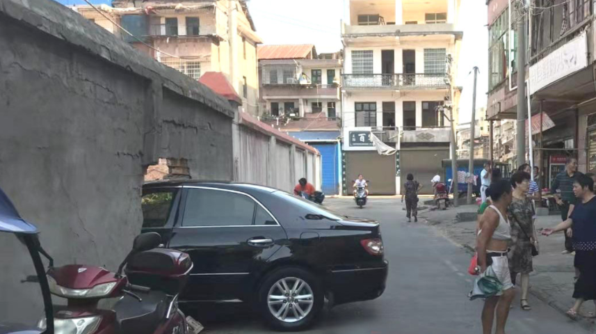 祁阳：“老司机”一脚油门把墙撞穿