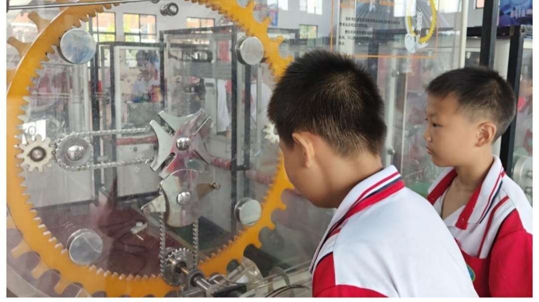 长虹街道明德小学参观流动科技馆活动