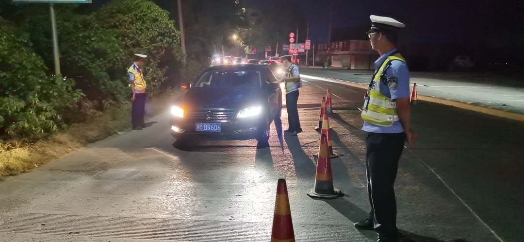 国庆我在岗：祁阳交警坚守岗位 守护平安保畅通
