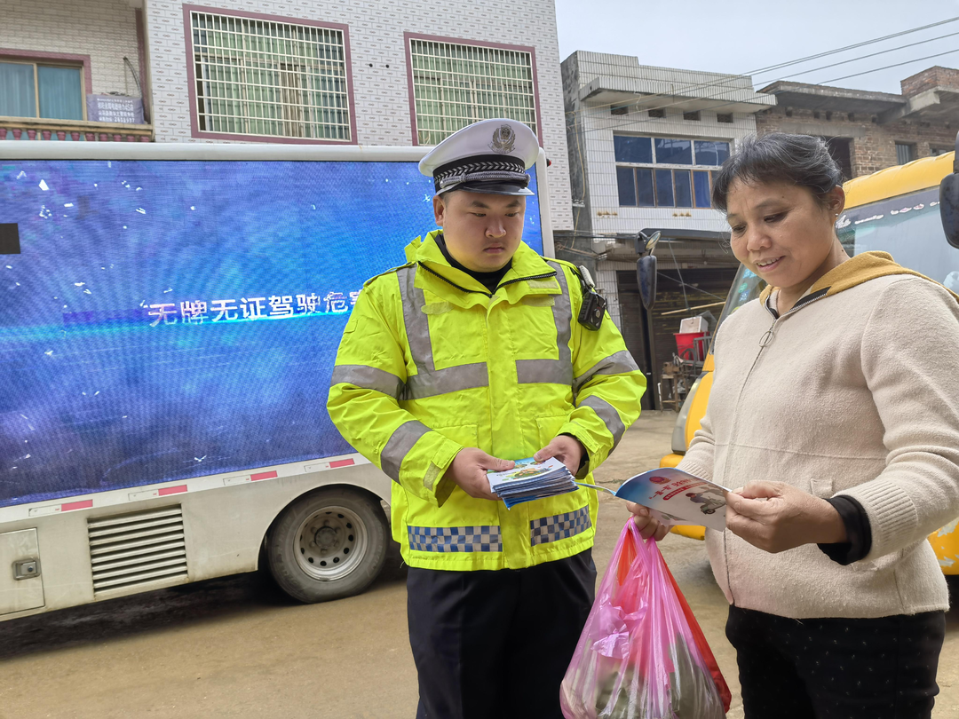 祁阳交警持续开展“美丽乡村行”交通安全主题宣传活动