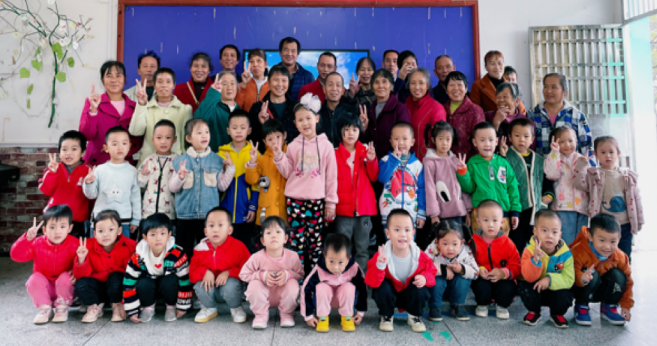 大村甸镇中心幼儿园童心敬老，情暖重阳