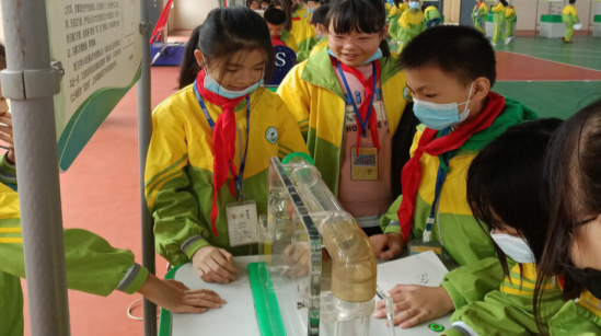 大众完小：走进移动科技馆  探索科学新奥秘
