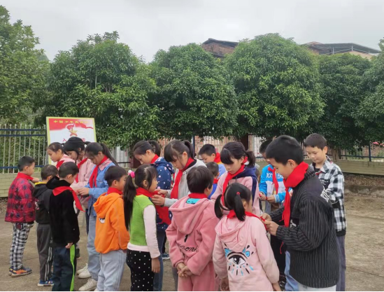 潘市镇松林完小举行少先队新队员入队仪式