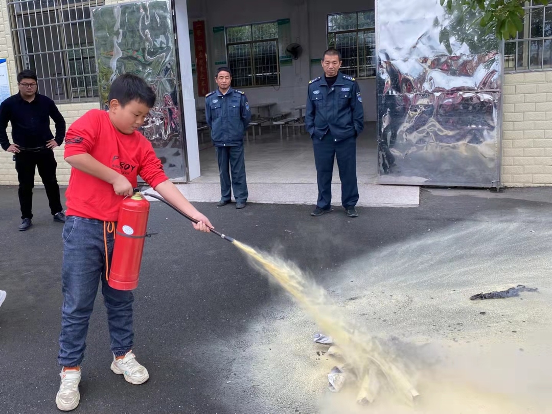 肖家镇汪家联校：开展消防演练，构筑校园安全防线