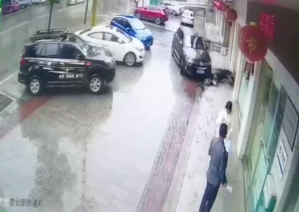 祁阳：错把油门当刹车，连撞两车闯大祸