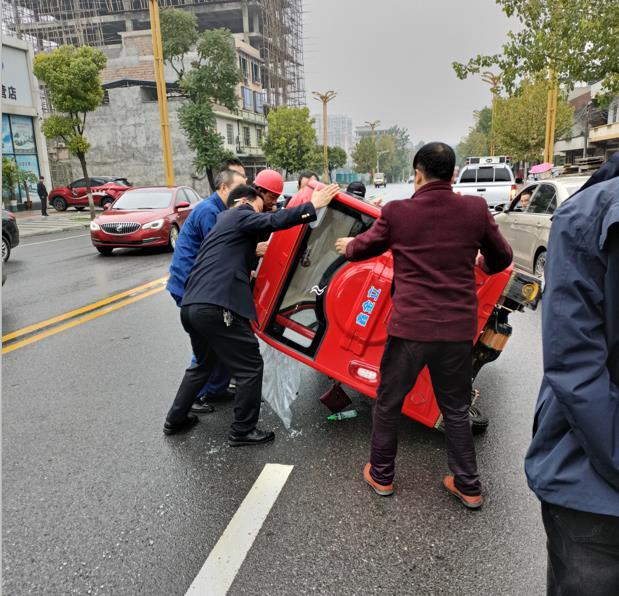 祁阳城管：车辆侧翻伸援手，城管执法显真情
