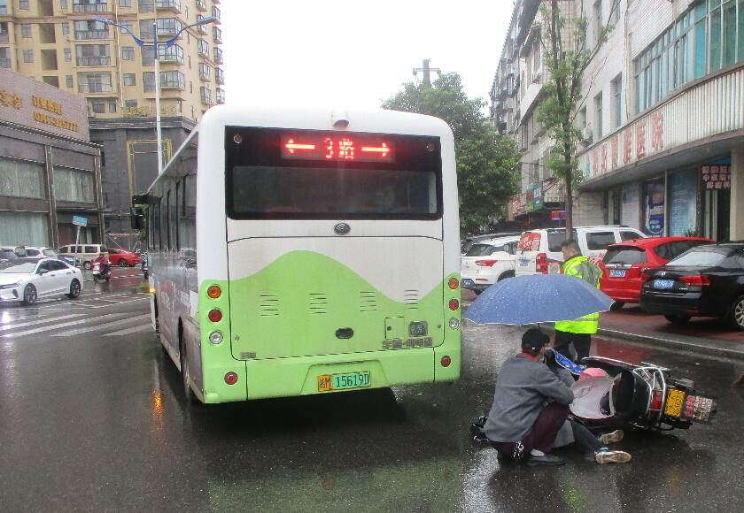 祁阳：电动车与公交车在“转盘”相撞 电动车负主责