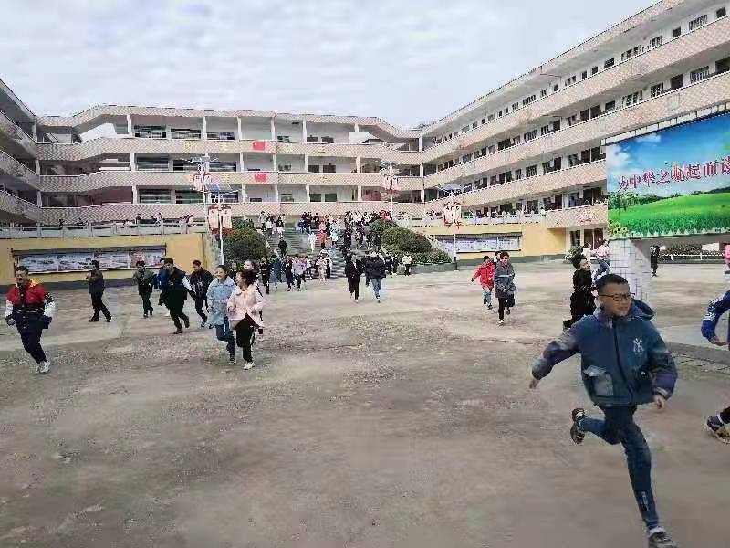 浯溪一中组织消防应急疏散演练