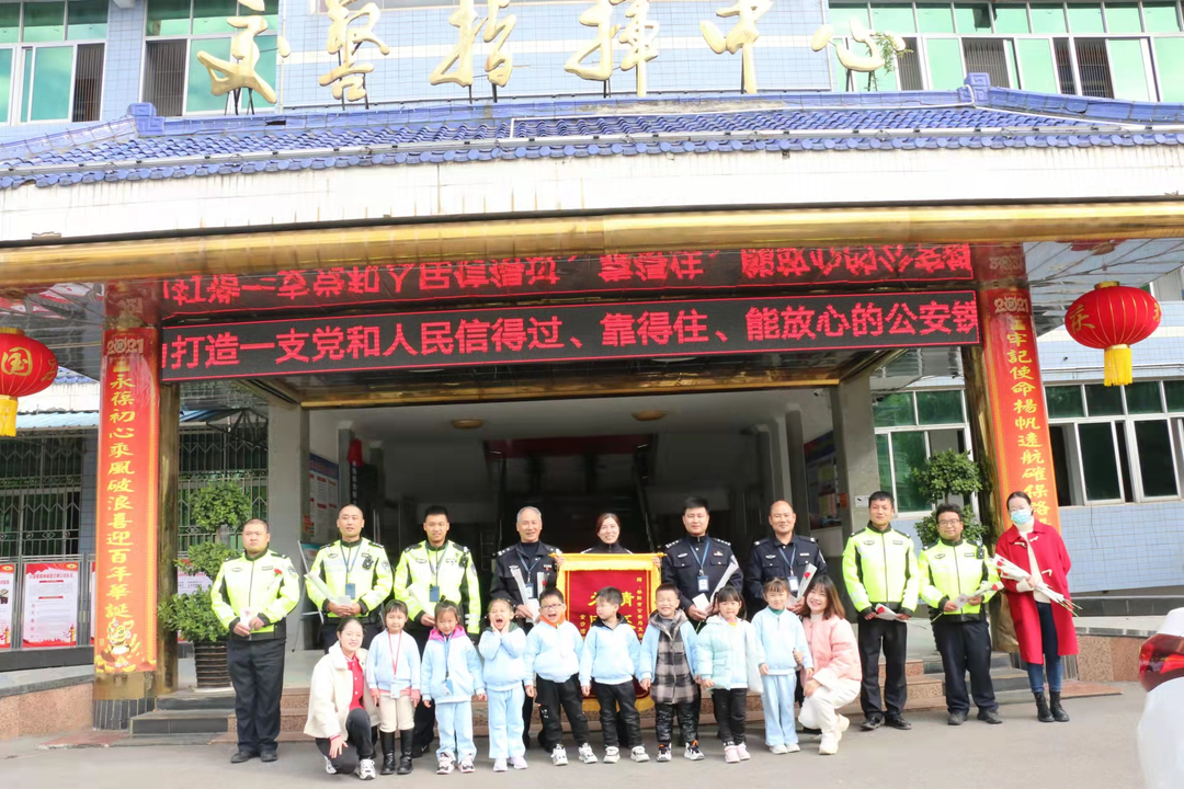 冬日情暖！萌娃送锦旗鲜花感恩交警守护上学路