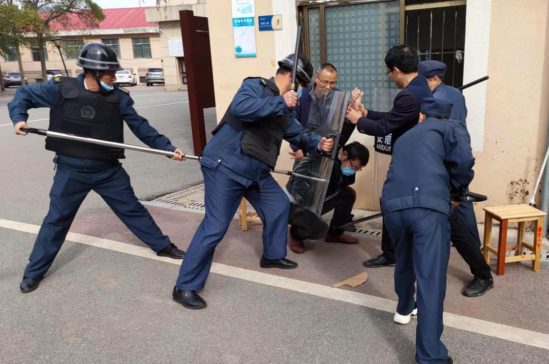 潘市红军学校  举行校园防恐防暴应急演练