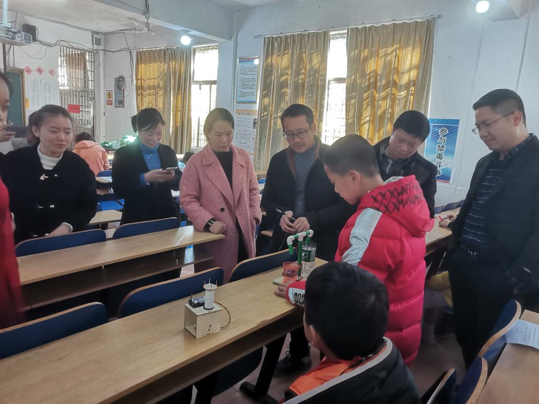 八宝镇中心小学举行第二十五届青少年科技创新大赛