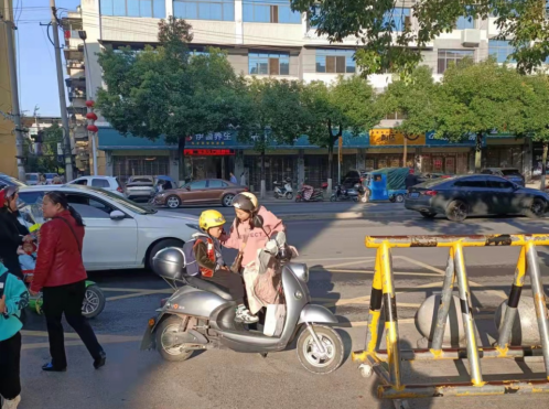 民生小学“戴帽工程”初见成效
