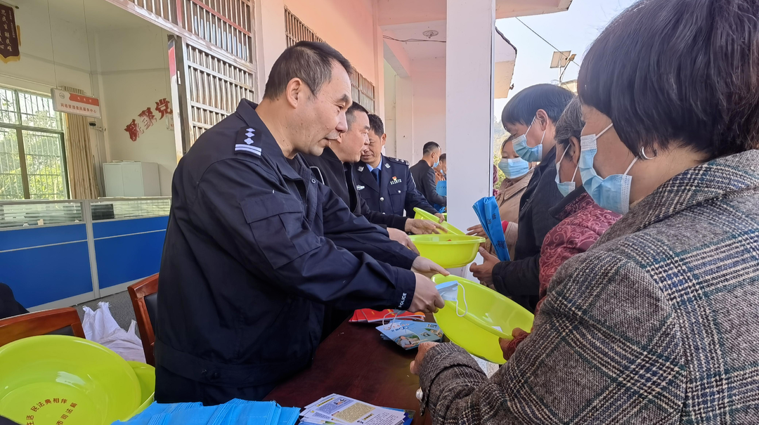 祁阳交警开展道路交通安全进农村活动
