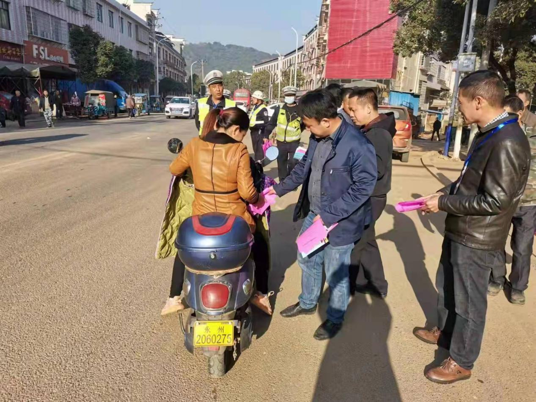 观音滩镇：严守重点路口 消除道路交通安全隐患