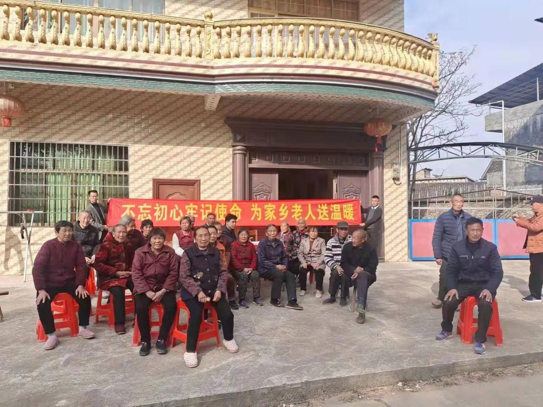 肖家镇流动支部党员为家乡老人送温暖