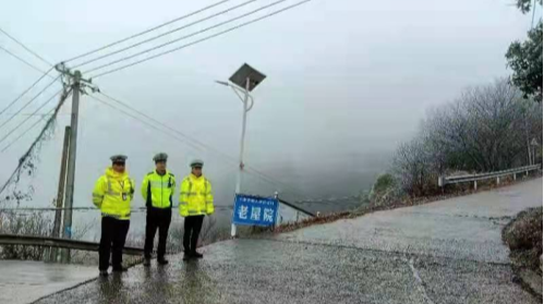 祁阳交警“四举措” 筑牢雨雪冰冻天气安全线