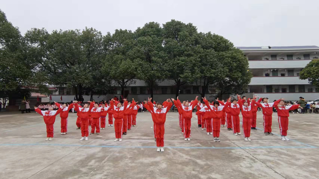 推进“阳光体育运动” 绽放“双减”新活力