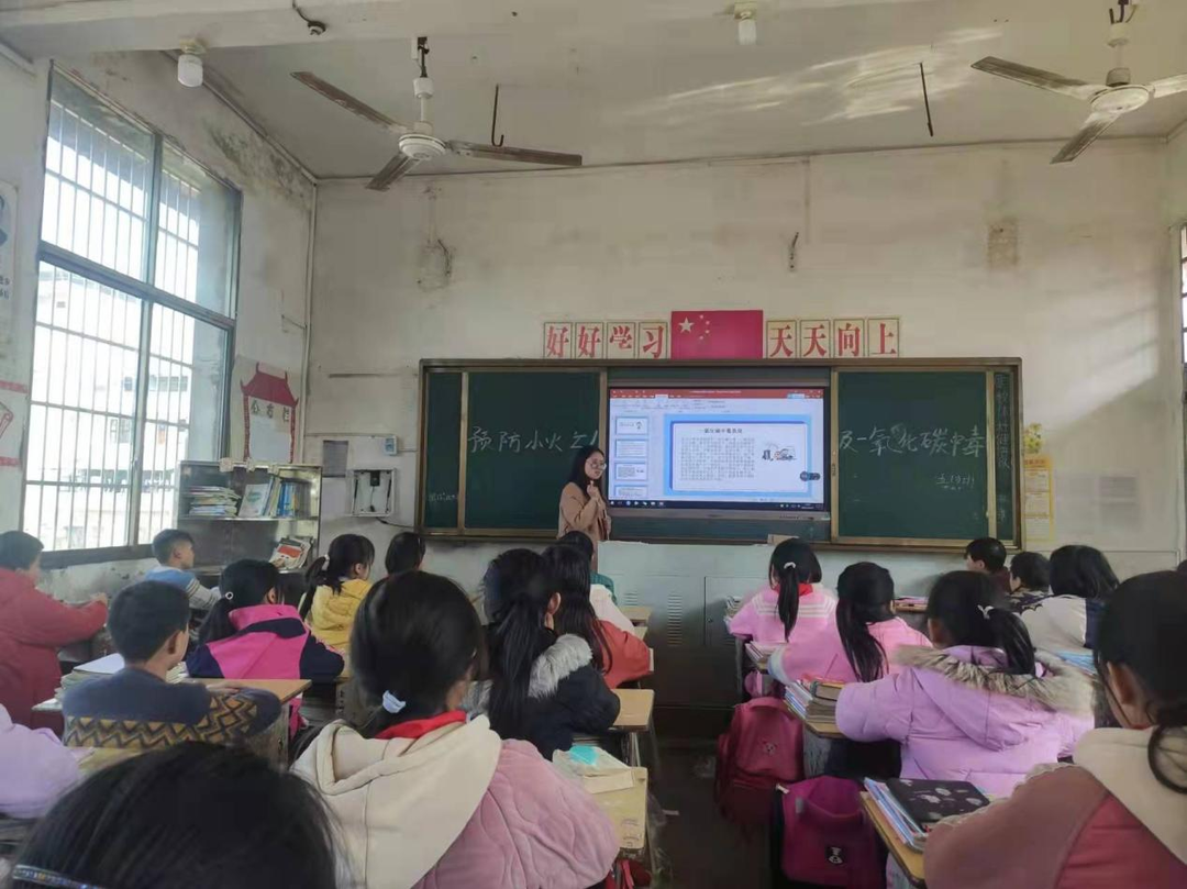 八宝镇中心小学开展预防“小火亡人 一氧化碳中毒”宣传活动