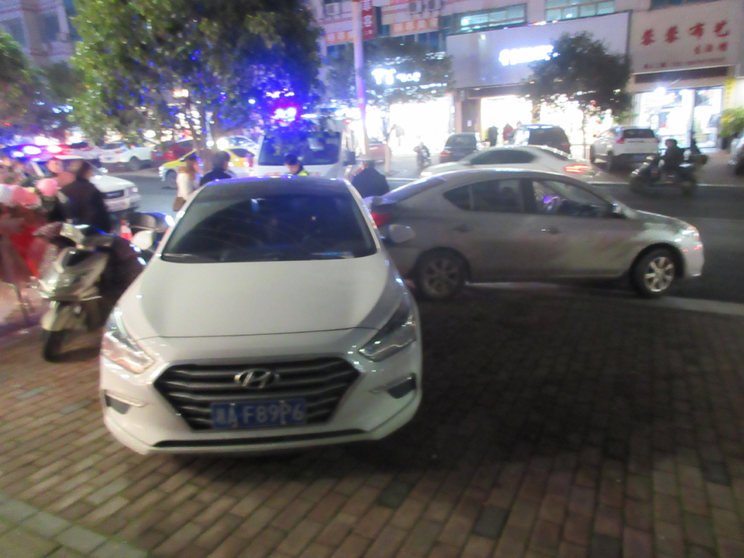 祁阳：连撞两人再撞车  新手司机误把油门当刹车