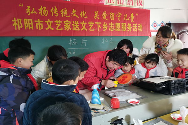 祁阳文联：开展关爱留守儿童文艺志愿服务活动