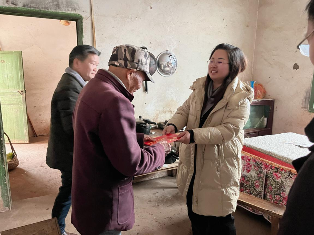 唐旭走访慰问困难老党员