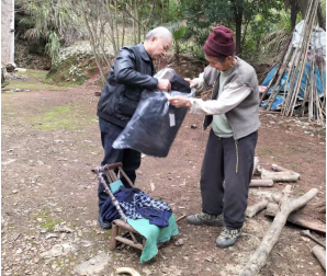 龙山街道发放救灾物资暖民心