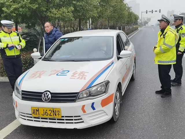 祁阳交警开展教练车违规道路培训专项整治行动