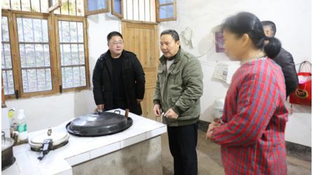 小年送温情 慰问暖人心——祁阳法院走访慰问联系村困难群众