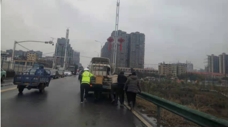 小货车桥上故障  警民合力推车