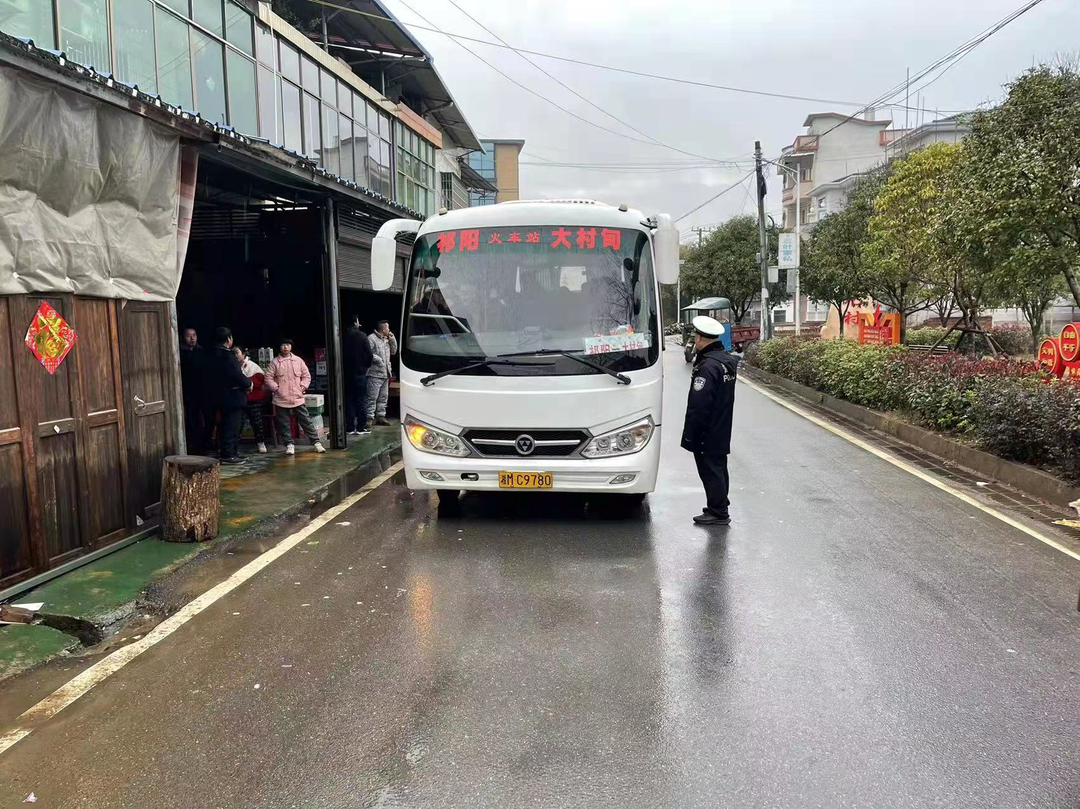 平安春运|祁阳交警严查客车超员