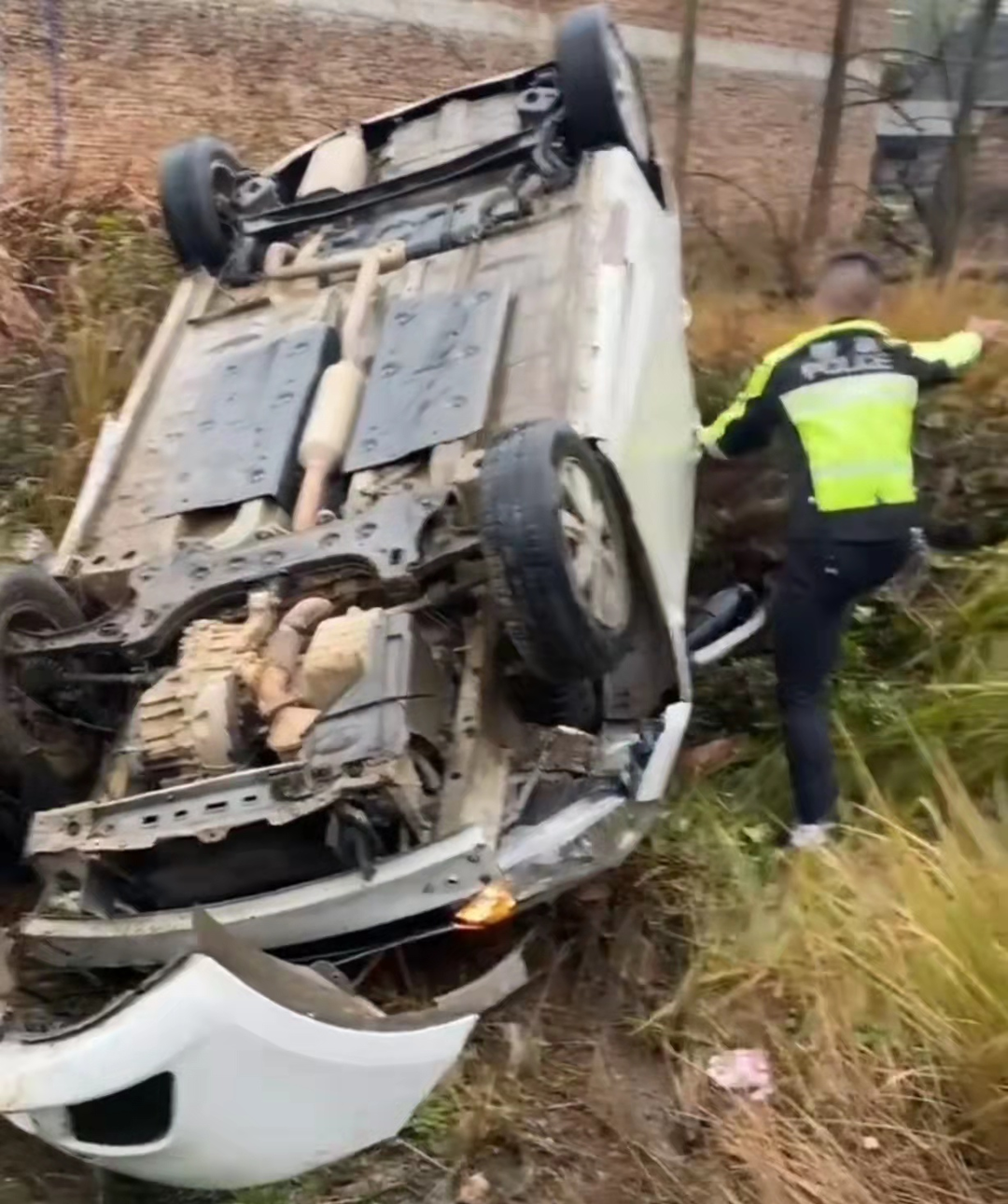 小车翻车“四脚朝天” 祁阳交警徒手救援