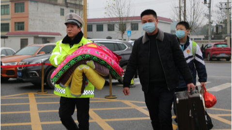 祁阳交警化身搬运工 获家长点赞