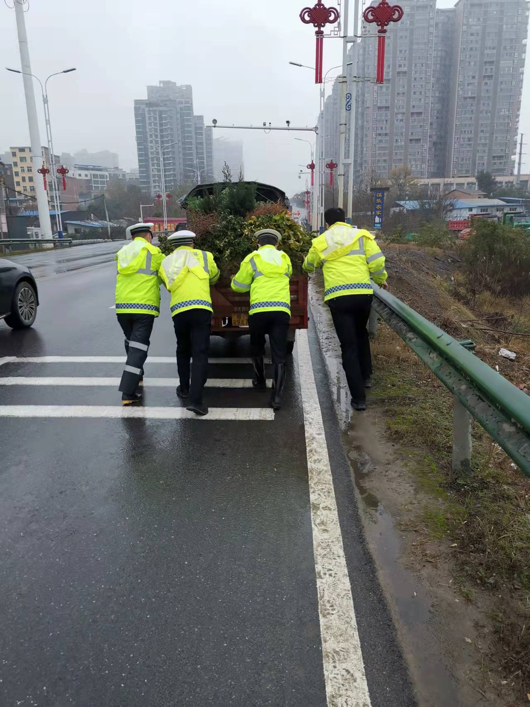 车辆抛锚不慌！祁阳交警化身推车哥来帮忙