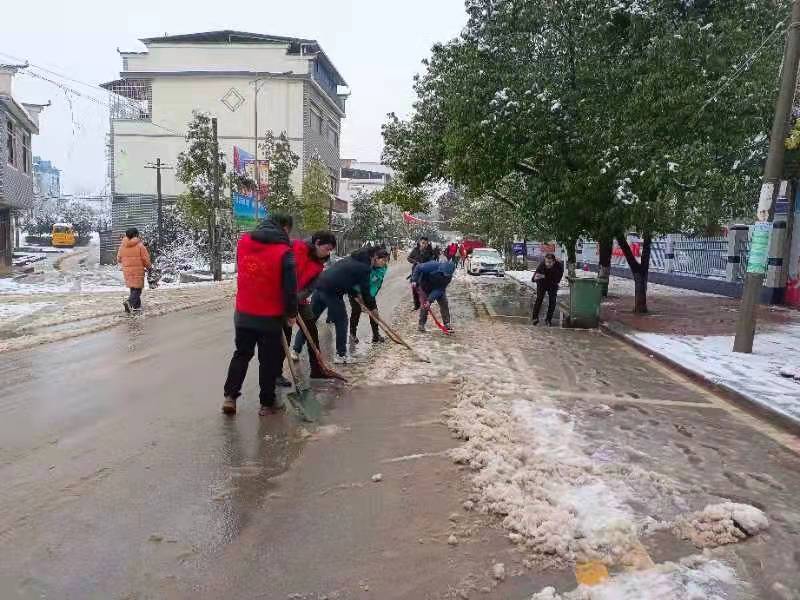 祁阳各镇（街道）迎战冰雪 保障群众出行