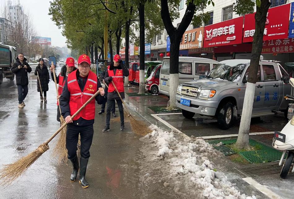 祁阳城管：情暖冬日 志愿铲雪